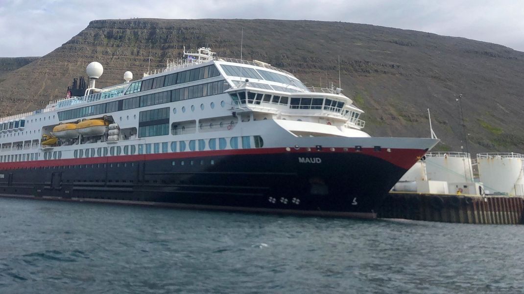 Das Kreuzfahrtschiff MS Maud der Reederei Hurtigruten ist in der Nordsee von einer gigantischen Monsterwelle getroffen und beschädigt worden.