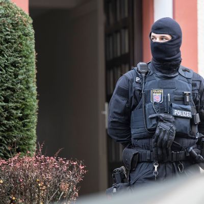 Ein Polizist bei der Razzia gegen Reichsbürger.