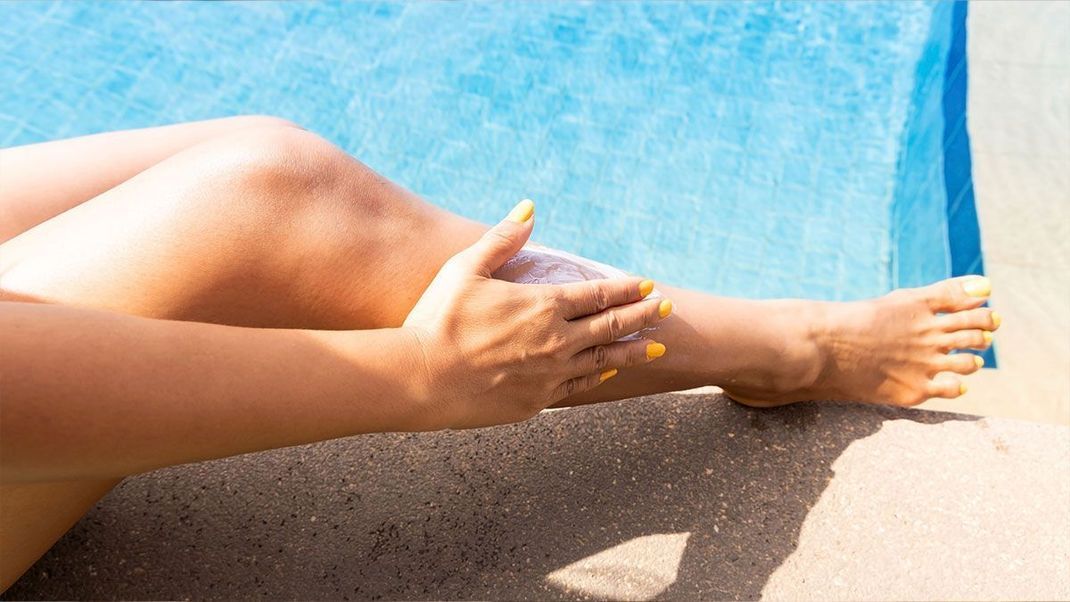 Schöne Füße mit einer gesunden sonnengebräunten Haut auf den Beinen – lernt hier die Beauty-Hacks aus der Beauty-Redaktion kennen!