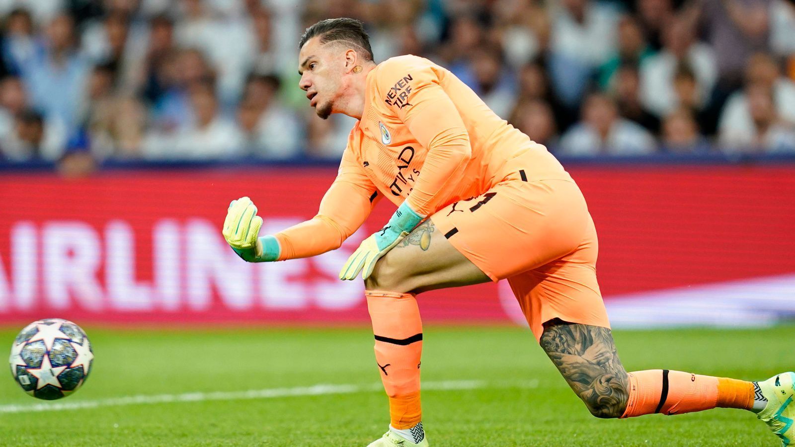 
                <strong>Ederson</strong><br>
                Der City-Torwart hat bis zum 0:1 nichts zu tun. Beim Gegentor steht Ederson nicht optimal und ist deshalb beim wuchtigen Schuss von Vinicius Jr. chancenlos. In der Schlussphase hält der Brasilianer mit zwei starken Reflexen die gute Ausgangslage für sein Team fest. ran-Note: 3
              