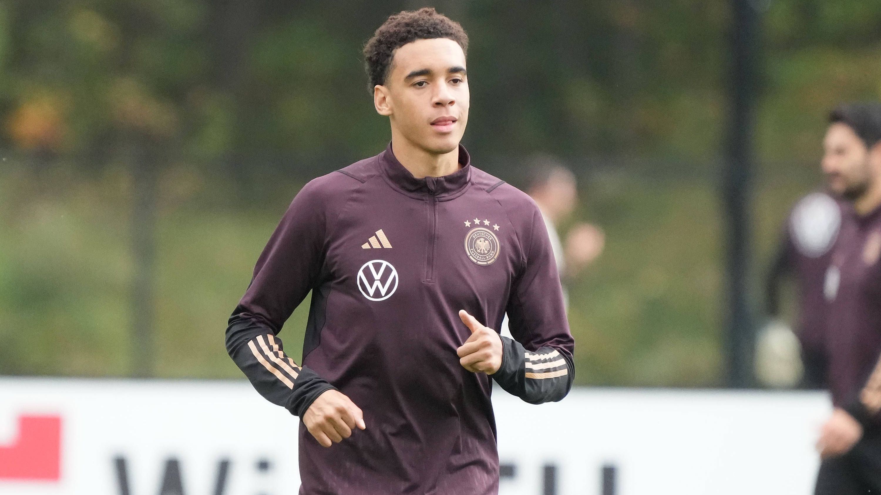 <strong>Offensive Mittelfeld: Jamal Musiala</strong><br>Wie wichtig und entscheidend Jamal Musiala sein kann, stellt er derzeit immer wieder beim FC Bayern München unter Beweis. Abgesehen von seinem einzigartigen Dribbling trifft der Youngster im letzten Drittel regelmäßig die richtigen Entscheidungen und wird obendrein auch immer torgefährlicher. Er wird einer der wichtigsten Spieler bei der Euro im eigenen Land.