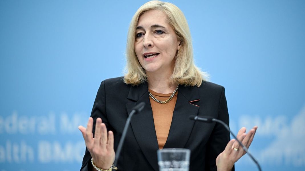 Bundesgesundheitsministerin Nina Warken (Bild) informiert über die Finanzentwicklung der Krankenkassen – die Ausgaben steigen weiter rasant.