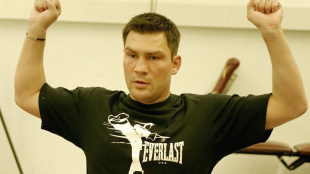 
                <strong>Dariusz Michalczewski</strong><br>
                Halbschwergewicht: Dariusz Michalczewski nahm erst mit 23 Jahren die deutsche Staatsbürgerschaft an. Von 1994 bis 2003 hatte er den WBO-Titel im Halbschwergewicht inne, war zwischenzeitlich sogar auch IBF- und WBA-Champion in dieser Division sowie WBO-Cruisergewichtsweltmeister. Der gebürtige Pole gewann 48 seiner 50 Profi-Kämpfe, musste sich aber immer wieder vorwerfen lassen, Roy Jones jr. aus dem Weg gegangen zu sein. Der Amerikaner hielt seinerzeit alle Gürtel im Halbschwergewicht außer den der WBO. Letztlich scheiterte ein Vereinigungskampf aber wohl an den Finanzen.
              