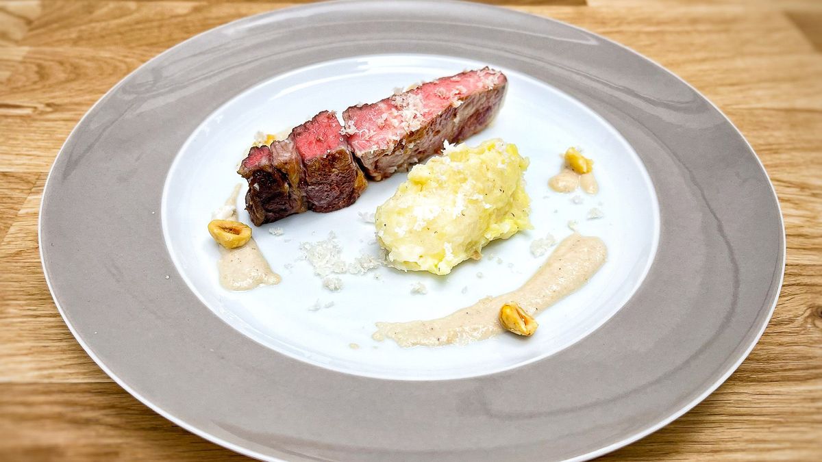 Rindersteak mit Blumenkohlstampf und Haselnusssauce