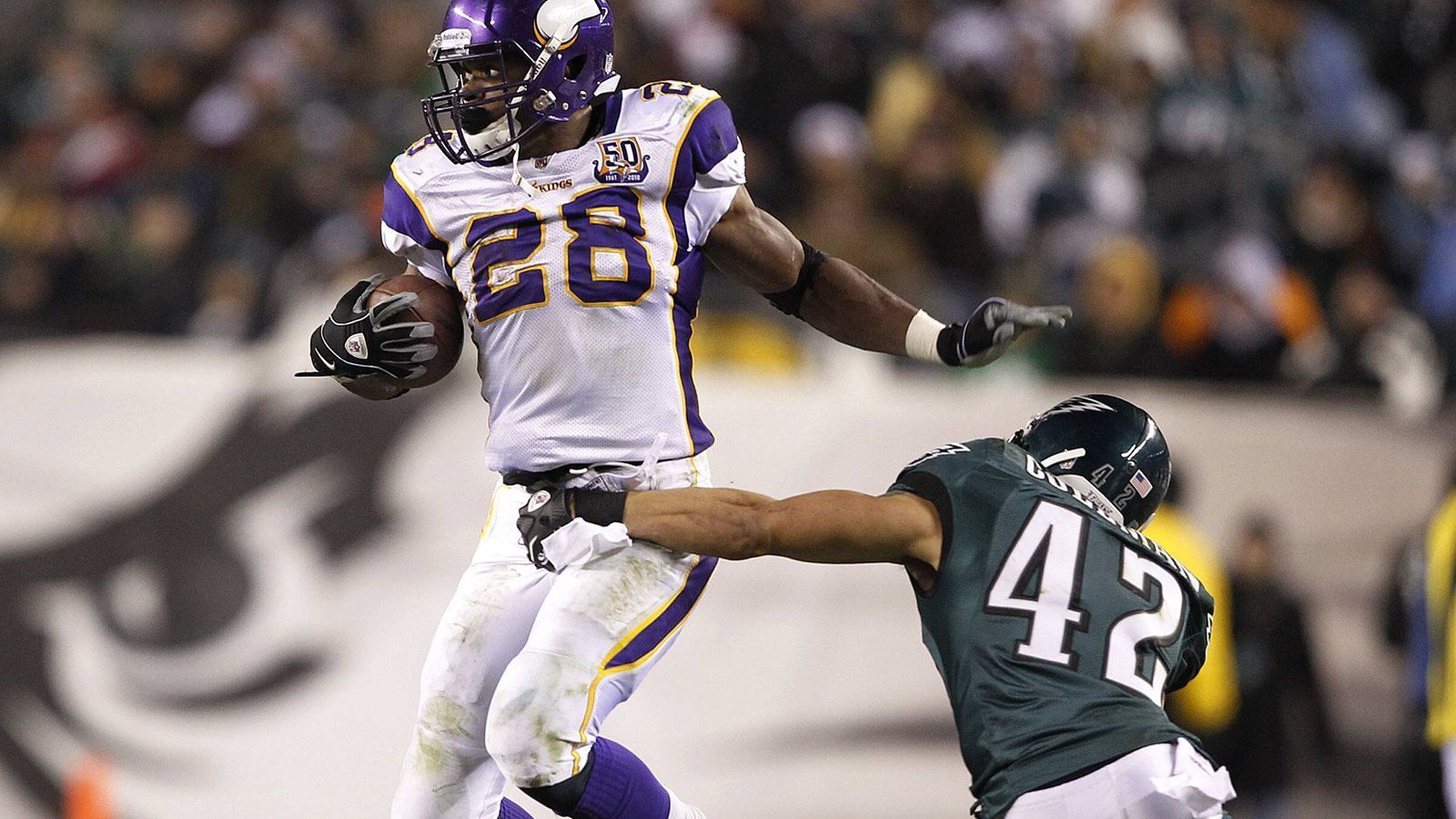 
                <strong>Minnesota Vikings 2010: Absturz mit 6 Niederlagen mehr</strong><br>
                Mit 12-4 waren die Vikings durch die 2009er Saison bis ins Championship Game gestürmt, wo allerdings Schluss war. 2010 ging so ziemlich alles schief, vor allem Star-Quarterback Brett Favre kam überhaupt nicht in Schwung. Erstmals seit 1990 wurde man in der Division Letzter. Head Coach Brad Childress musste noch während der Saison gehen.
              