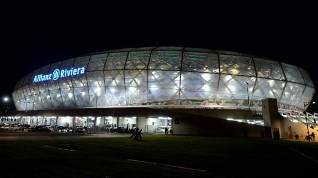 
                <strong>Nizza</strong><br>
                Nizza: Bei Nacht erinnert das Stadion in Nizza an Münchens Allianz-Arena - nicht nur aufgrund des gleichen Sponsors. In dem Neubau, der für 36.000 Zuschauer Platzt bietet, werden vier Spiele der EM ausgetragen. 
              