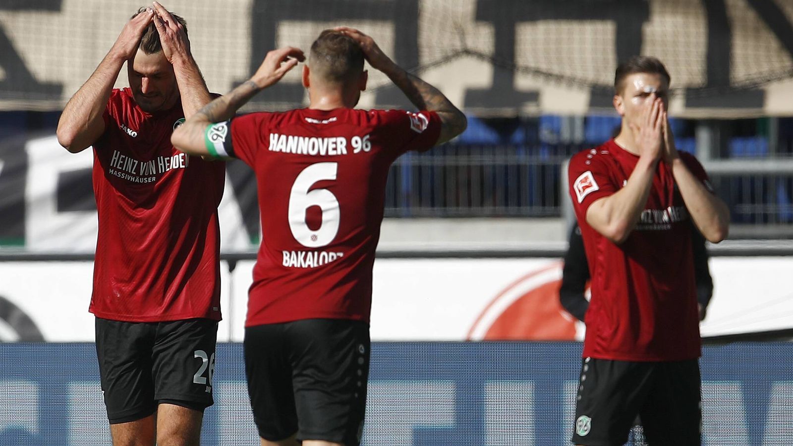 
                <strong>Hannover 96: Zum 100. Mal Bundesliga-Schlusslicht</strong><br>
                Nach der 0:1-Niederlage gegen Schalke steht Hannover 96 nach 27 Spielen am Tabellenende der Bundesliga. Dadurch stellen die Niedersachsen als erste Mannschaft der Bundesliga-Historie überhaupt einen unrühmlichen Rekord auf. Noch nie zuvor stand ein anderer Klub 100 Mal in der ersten Bundesliga auf dem letzten Tabellenplatz. (Quelle: Kicker.de)
              