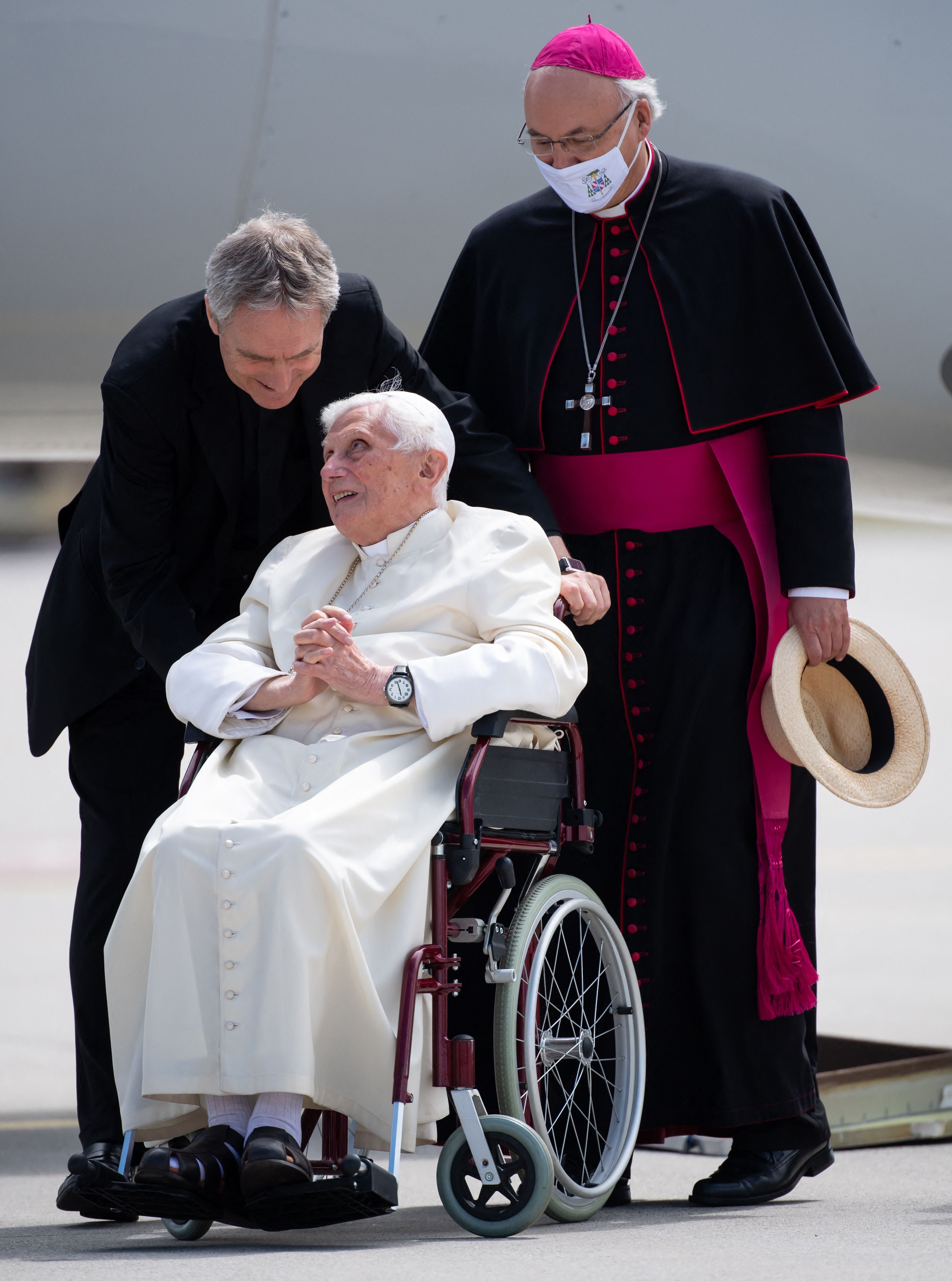 Hier kehrt der frühere Papst Benedikt XVI. gemeinsam mit seinem Privatsekretär Georg Gänswein aus Deutschland in den Vatikan zurück, wo er seinen kranken Bruder besucht hatte.