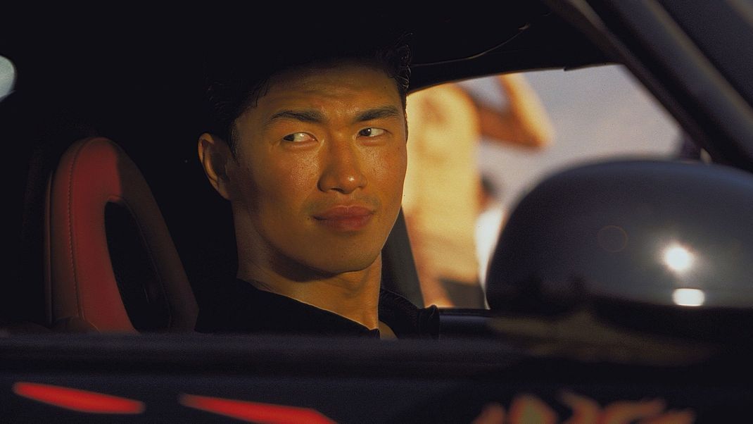 In "The Fast and the Furious" wechselt Johnny Trans (Rick Yune) Outfit blitzschnell in einem Autorennen.