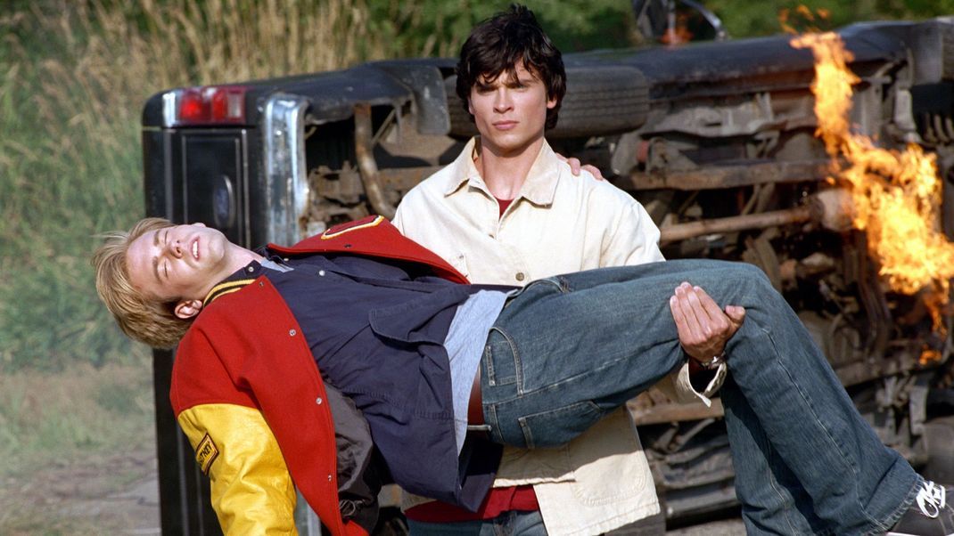 Ein fast normaler Teenager:  Der junge Superman, Clark Kent (Tom Welling), rettet in „Smallville“ seinen Mitschüler Whitney Fordman (Eric Johnson) nach einem Autounfall. Dank dem Erstarken seiner Superkräfte auf Erden, gelingen ihm solche Rettungsaktionen während der 218 Folgen immer besser.