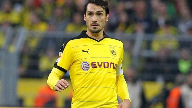 
                <strong>"Motzki" der Hinrunde: Mats Hummels </strong><br>
                "Motzki" der Hinrunde: Mats Hummels. Der Verteidiger fühlte sich unverstanden, zu Unrecht kritisiert und falsch bewertet. Seine Reaktion war Schweigen. Sieben Wochen verweigerte sich der Weltmeister den Medien und seiner Aufgabe als Kapitän von Borussia Dortmund. Der 27-Jährige, ansonsten auch nach der bittersten Niederlage ein kompetenter Gesprächspartner, wurde seinem Status als Führungsperson auf und außerhalb des Platzes nicht gerecht. 
              