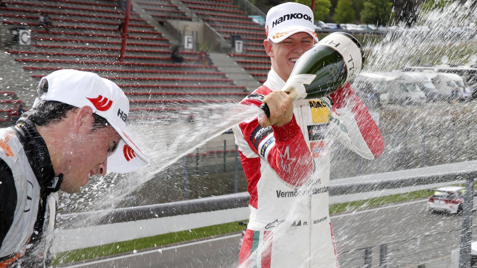 
                <strong>Sensationeller Titel in Formel 3</strong><br>
                Wie schon zuvor in der Formel 4, entwickelte sich Schumacher auch in der höheren Rennserie im zweiten Jahr. So feierte er im Juli 2018 im belgischen Spa am fünften Rennwochenende der Saison seinen ersten Formel-3-Sieg, obwohl er nur von Platz sechs aus ins Rennen ging. Vater Michael fuhr einst seinen ersten Formel-1-Sieg in Spa ein. Bereits zuvor schaffte es Mick bei den Rennen in Mogyorod und Zaandvort als Dritter jeweils auf das Podest der Formel-3-Serie. Und auch nach dem Spa-Sieg ging es stark weiter - so stark, dass das Motorsport-Talent mit 365 Punkten sogar den Titel in der Formel 3 holte.
              