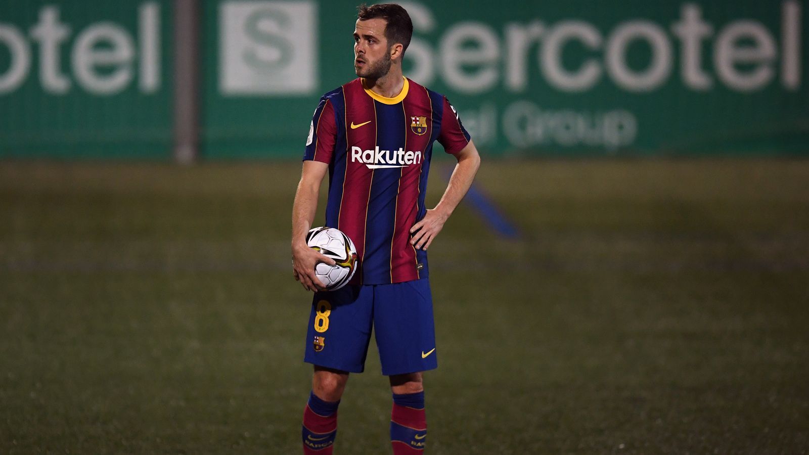 
                <strong>Miralem Pjanic (FC Barcelona)</strong><br>
                Im Rahmen eines Tauschdeals mit dem Brasilianer Arthur landete Miralem Pjanic im September 2020 beim FC Barcelona. 60 Millionen Euro Ablöse hat Barca offiziellen Vereinsangaben zufolge für den 31-jährigen Bosnier an Juventus Turin überwiesen. Umso erstaunlicher ist, dass der Routinier bislang bei den Katalanen kaum zum Zug kommt. Lediglich 600 Einsatzminuten stehen für den Nationalspieler in La Liga zu Buche. Dabei konnte er weder ein Tor noch eine Vorlage beisteuern. Schon im Dezember 2020 beschwerte sich Pjanic über die Nicht-Berücksichtigung von Trainer Ronald Koeman. "Ich will mehr spielen. Ganz ehrlich: Ich verstehe den Grund nicht, weshalb ich in dieser Situation bin", erklärte Mittelfeldmann Pjanic der "Gazzetta dello Sport". Seitdem hat sich an der Situation des Neuzugangs wenig geändert - bei Koeman ist er außen vor. 
              