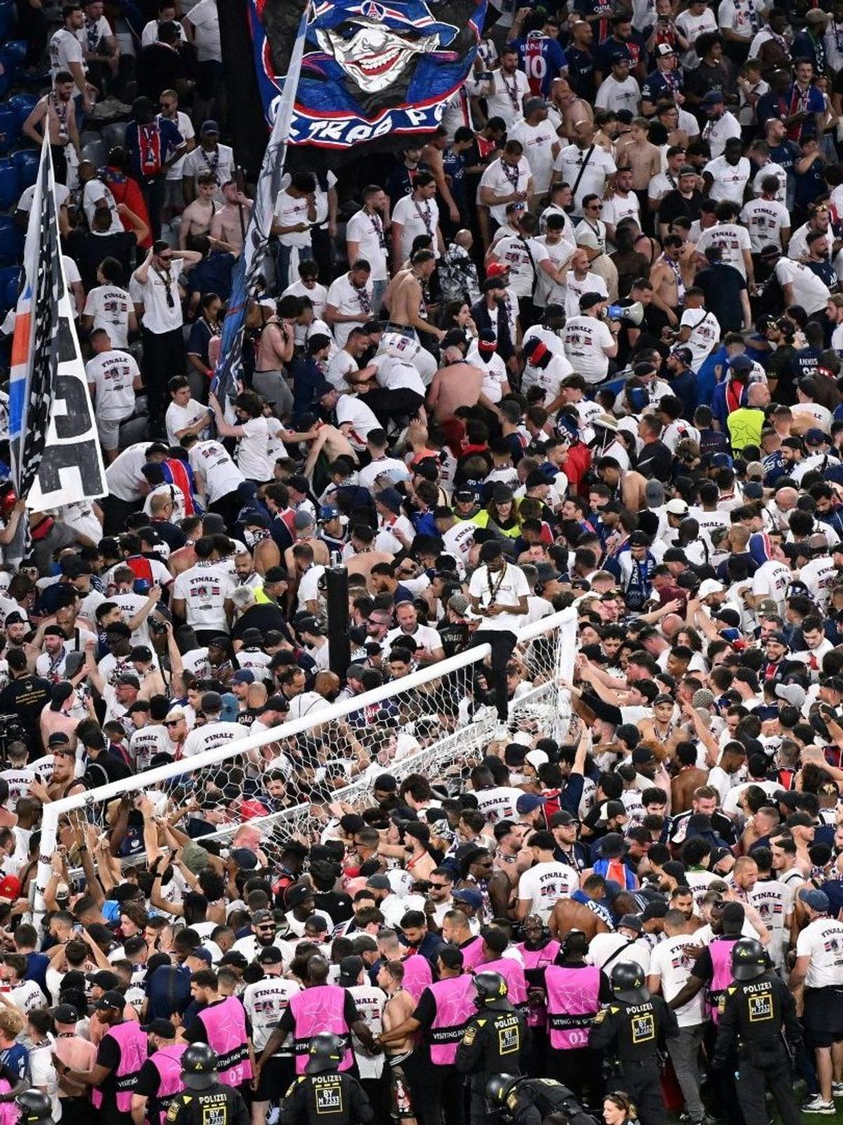 Polizei und Ordner drängen PSG-Fans zurück