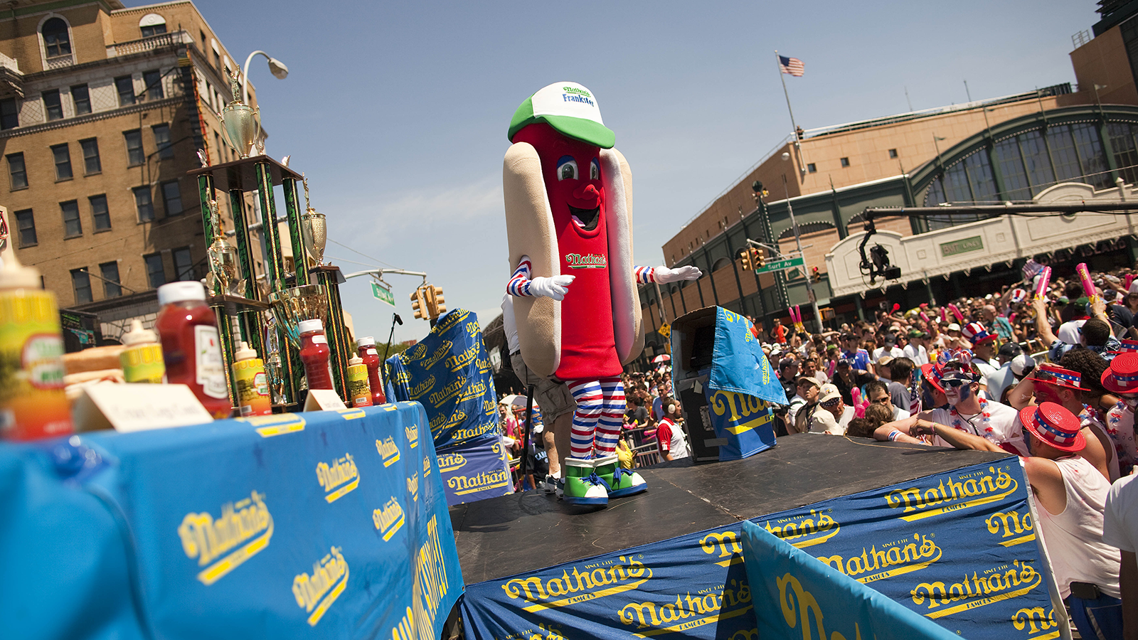 
                <strong>Millionär durch Hot-Dog-Wettessen: Joey Chestnut</strong><br>
                Der 49-Jährige ist seit vielen Jahren der beste Wettkampfesser der Welt! Seit 2007 nimmt er an einem der größten und bekanntesten Hot Dog Wettessen der Welt teil: dem Nathan's Famous! Seine beeindruckende Bilanz: 15 Siege bei 16 Teilnahmen! Lediglich 2015 musste er sich Matt Stonie geschlagen geben, der am Ende mit 62 Hot Dogs gewann – Chestnut konnte "lediglich" 60 verdrücken.
              