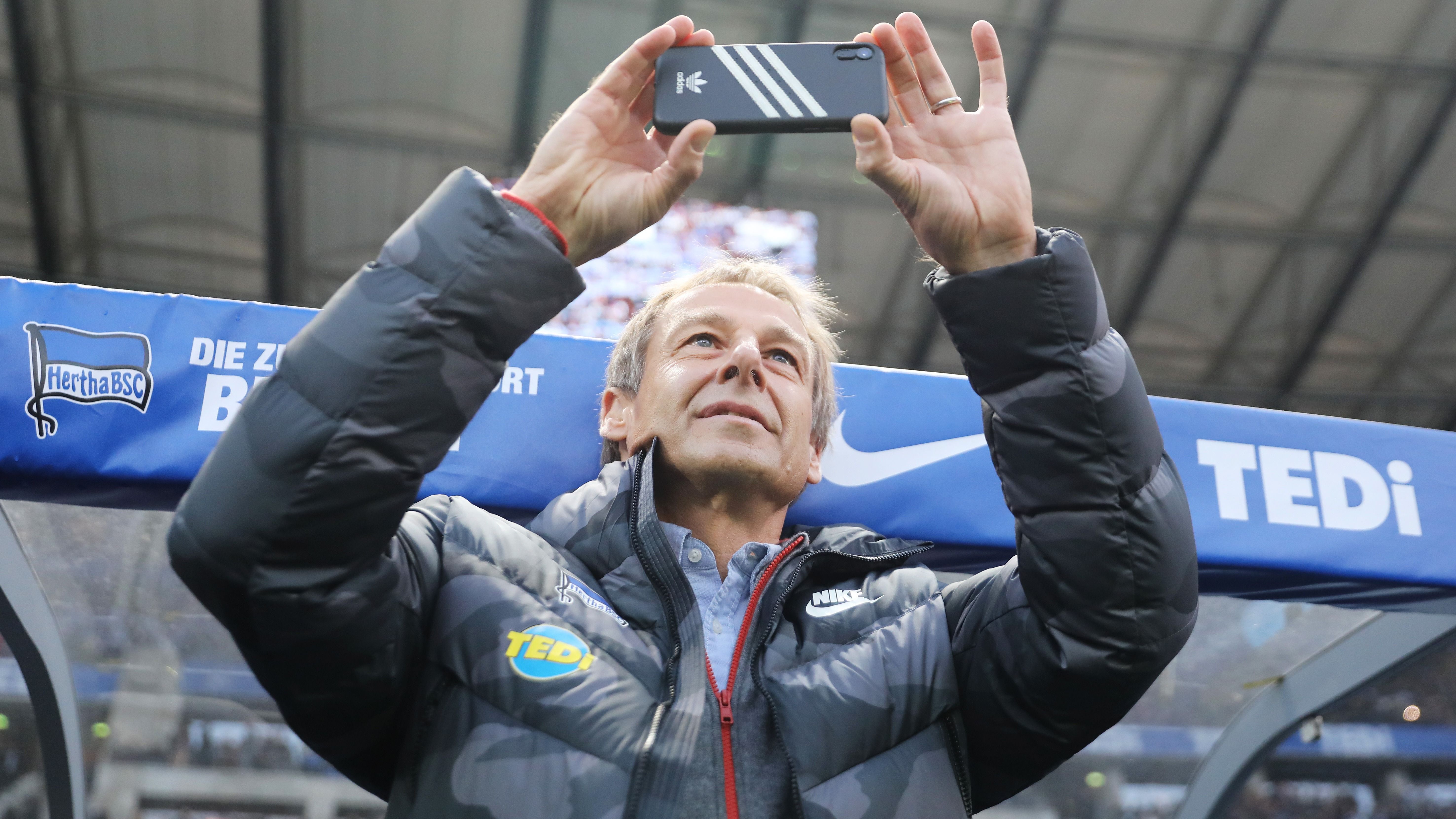 
                <strong>Video von der Fankurve </strong><br>
                Das Berliner Olympiastadion ist ausverkauft, alles ist bereit für das Spiel der Hertha gegen die angeschlagenen Dortmunder. Bevor es los geht, filmt Jürgen Klinsmann mal eben noch die Ostkurve, in der die Hertha-Fans "Nur nach Hause" singen. Großartig!
              