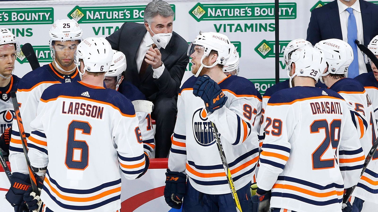 
                <strong>Edmonton Oilers</strong><br>
                Der Name wurde gewählt, weil es sehr viele Ölfelder im Norden der kanadischen Provinz Alberta gibt.
              