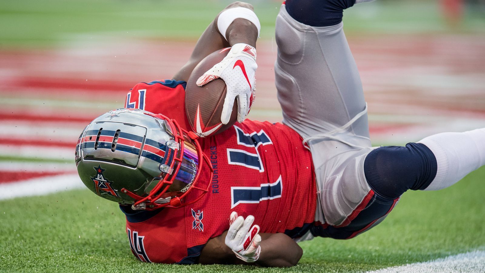 
                <strong>Die größte Überraschung der Saison</strong><br>
                Schenk: Das war für mich ganz klar Wide Receiver Cam Phillips von den Houston Roughnecks! Der Junge fing neun Touchdowns, zeigte großartige Route-Running-Qualitäten und einen besonderen Drive zum Ball. Auch Houstons Head Coach June Jones überraschte mich. Er hat das Kunststück vollbracht, in dieser kurzen Zeit ein wirklich tolles Team zu bauen.
              