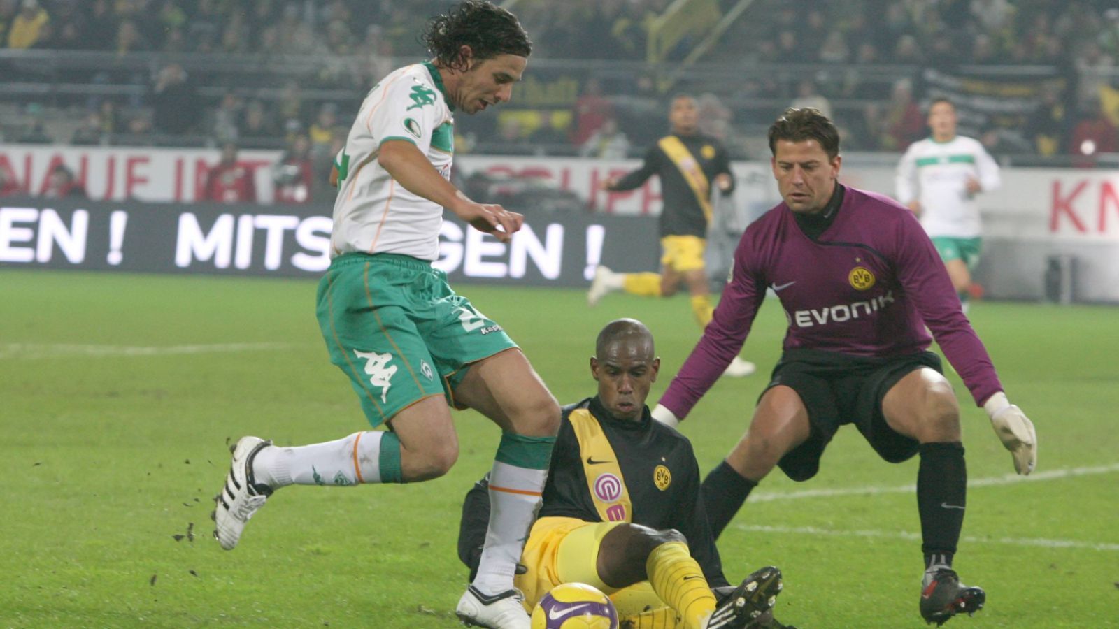 
                <strong>28. Januar 2009: Achtelfinale </strong><br>
                Schon zehn Jahre zuvor behielt Werder Bremen in einem rassigen Pokalfight in Dortmund die Oberhand. Diesmal traf Claudio Pizarro die Borussia ins Mark. Nach Rückstand durch Alexander Frei hatte das Team des damaligen Trainers Thomas Schaaf die Partie durch Tore von Hugo Almeida und Pizarro in der Schlussphase noch gedreht. Für Werder war das erst der Anfang: Im Finale in Berlin besiegten Pizza und Co. Bayer Leverkusen und holten den Pokal an die Weser.
              