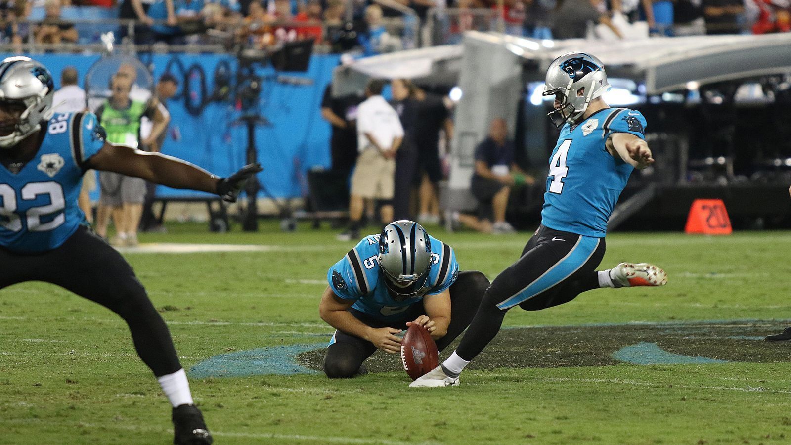 
                <strong>Special Teams und Kicker: Carolina Panthers </strong><br>
                Kein einziger Touchdown ist den Carolina Panthers gegen die Tampa Bay Buccaneers gelungen. Kicker Joey Slye musste, abgesehen von einem Safety der Defense, mit seinen vier verwandelten Field Goals für sämtliche Punkte bei der 14:20-Niederlage sorgen. Unter anderem schoss er ein Field Goal aus 54 Yards und hielt die Panthers somit in einem Spiel, das der harmlosen Offense von Cam Newton fast noch die Möglichkeit gegeben hätte, als Sieger vom Platz zu gehen.  Gesamtpunktzahl: 16
              