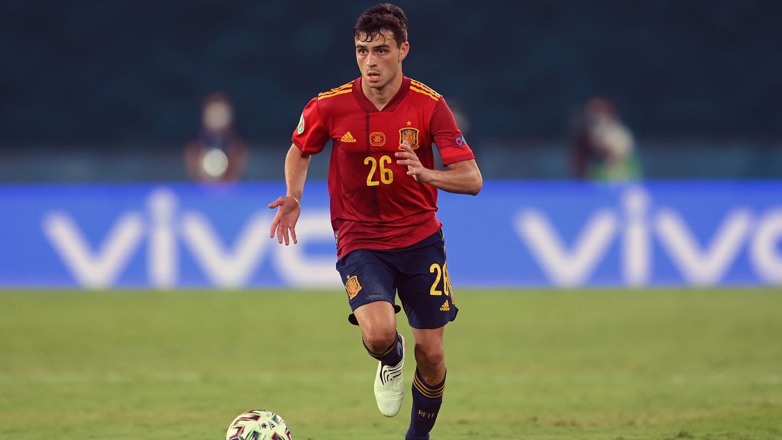 
                <strong>Mittelfeld: Pedri (Spanien)</strong><br>
                Spanien konnte trotz des Erreichen des Halbfinals nur bedingt überzeugen. Ein Name fiel jedoch bei den Experten in den allermeisten Fällen trotzdem nur in einem positiven Kontext - Pedri. Der erst 18-Jährige vom FC Barcelona agierte im Mittelfeld der "Furia Roja" wie ein alter Hase und brachte seinen Trainer in Verzückung. "Er ist einzigartig. Wir haben keinen zweiten wie ihn", lobte Luis Enrique den Jungstar. Mit starken Leistungen verdrängte Pedri sogar deutlich routiniertere Akteure wie Rodri oder den früheren Münchner Thiago auf die Bank, verpasste im gesamten Turnierverlauf nur eine einzige Minute (im Viertelfinale gegen die Schweiz wurde er in der 119. Minute ausgewechselt).
              
