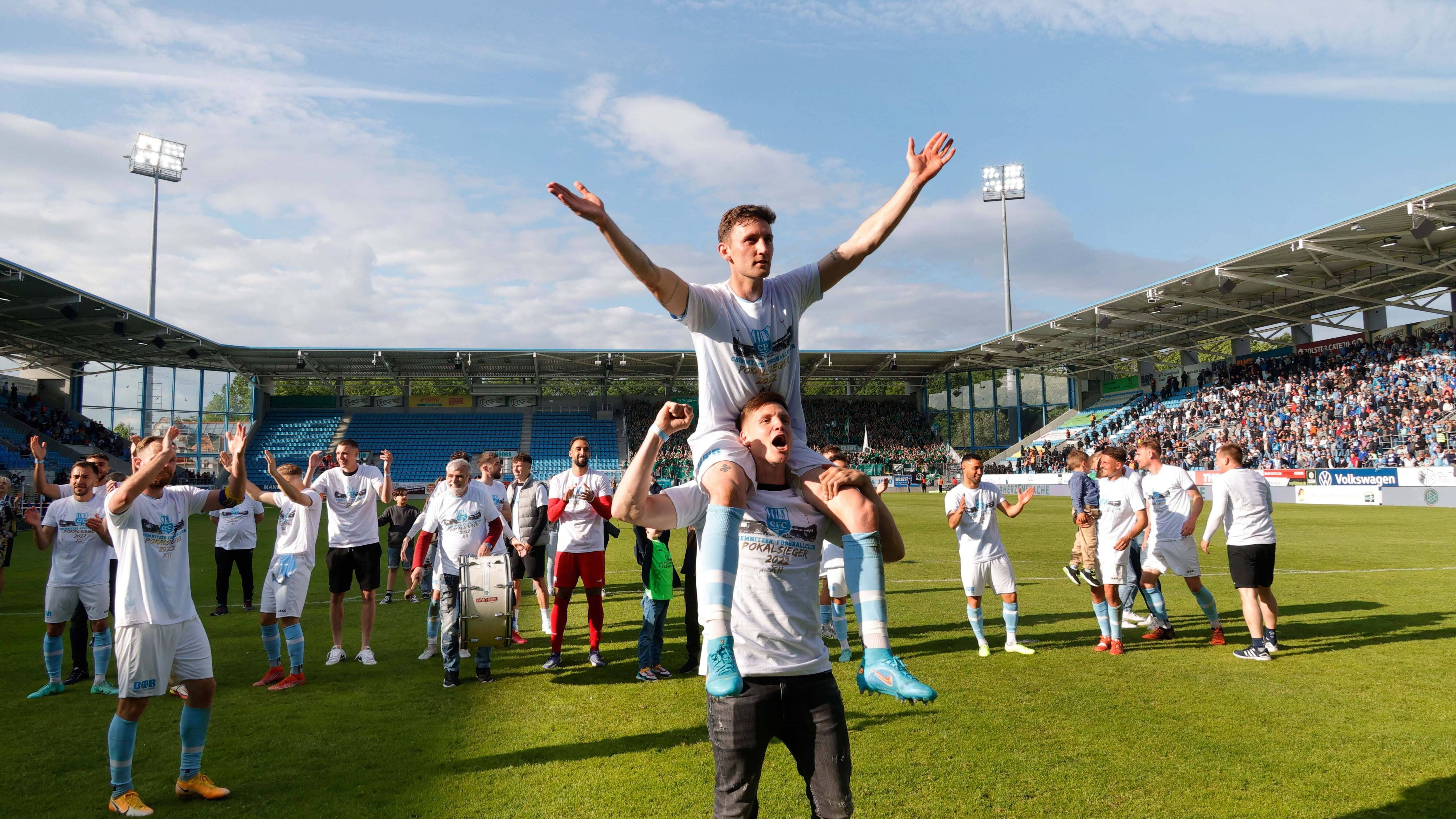 
                <strong>Chemnitzer FC </strong><br>
                Ein Last-Minute-Treffer lässt das Chemnitzer Stadion beben. Gegen Chemie Leipzig siegen die Sachsen am Ende verdient mit 2:1. 
              