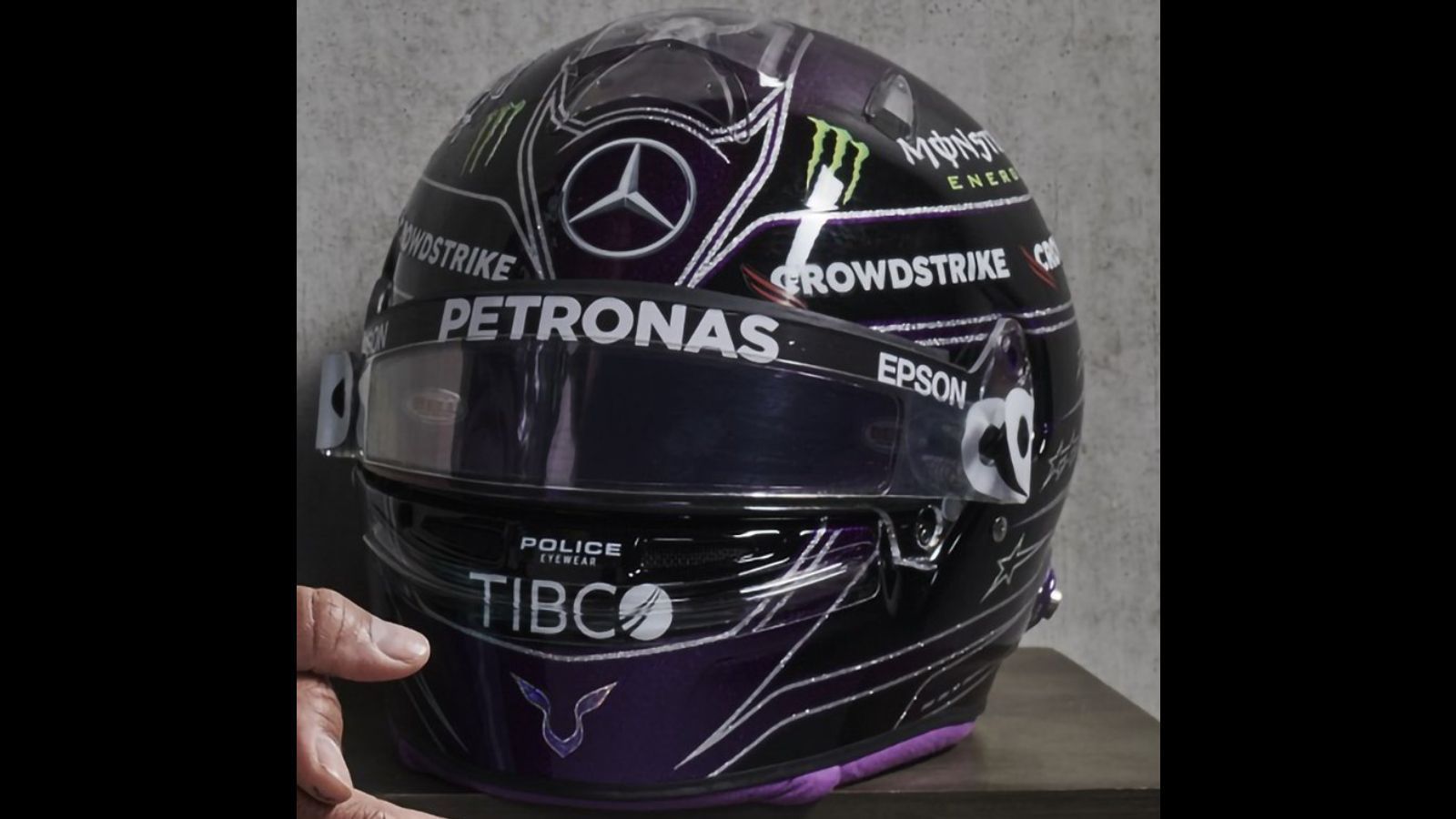 
                <strong>Lewis Hamilton (Mercedes)</strong><br>
                Wie sein Auto für 2021 wird auch der Helm von Weltmeister Lewis Hamilton in schwarz gehalten sein. Bei der Präsentation des AMG F1 W12 hielt der siebenmalige Champion seinen neuen Helm in der Hand.
              