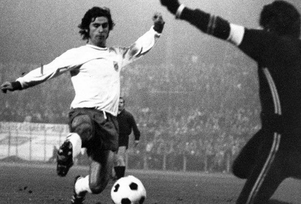 
                <strong>FC Bayern München: Gerd Müller (365 Tore)</strong><br>
                Gerd Müller war der Bomber der Nation und traf im Strafraum aus jeder noch so schwierigen Lage. War auch kein Super-Sprinter oder Ball-Magier, aber sein Tor-Instinkt ist unerreicht. 365 Mal trug er sich für Bayern München in die Torschützenliste ein.
              