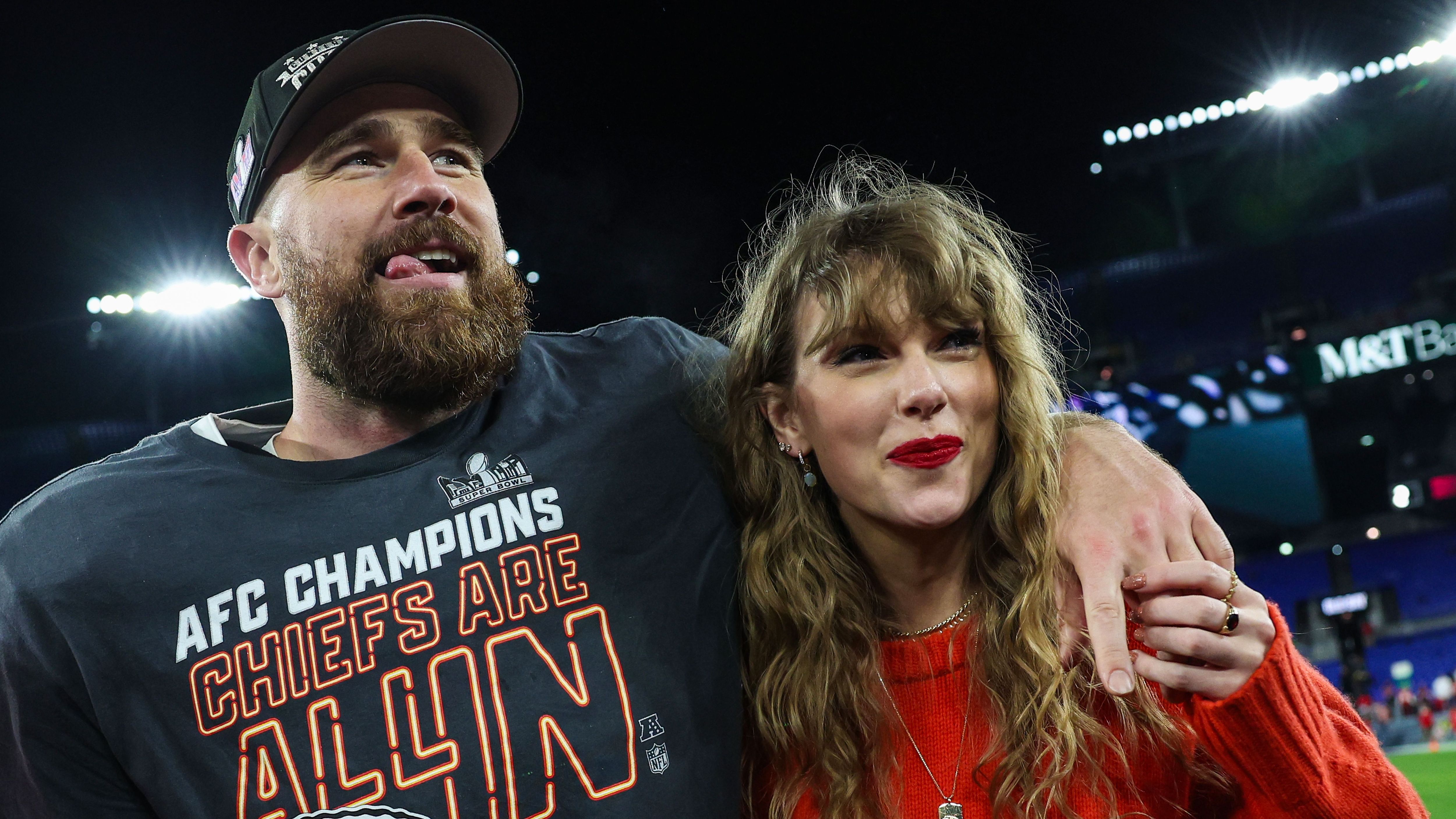 <strong>6. Taylor Swift hier, Taylor Swift da<br></strong>Seit kurzer Zeit ist Kelce nämlich mit US-Popstar Taylor Swift zusammen. Sobald der Tight End einen Ball fängt, richtet sich die Kamera auf die Tribüne, wo die Sängerin regelmäßig Platz nimmt. Nach Siegen wird ihre Reaktion als erstes eingefangen. Man man man.