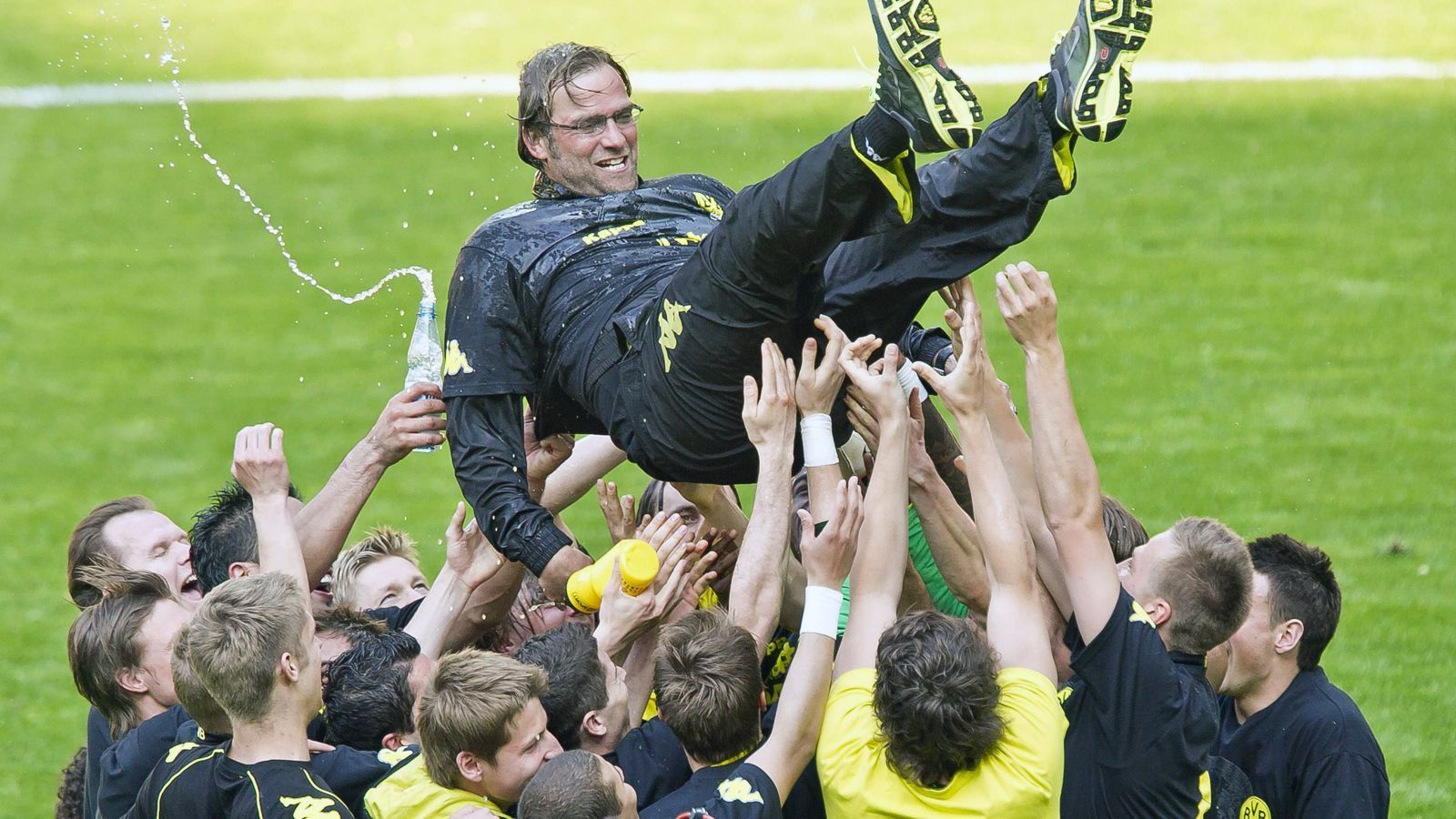 
                <strong>Jürgen Klopp</strong><br>
                Der Mann, der hinter den sportlichen Erfolgen in Dortmunds Meisterjahren und auch darüber hinaus stand, war Jürgen Klopp. Dieser kam 2008 aus Mainz zum BVB und formte aus der damaligen Mannschaft innerhalb von zwei Jahren ein Team, das anschließend zwei Mal in Folge die Meisterschaft gewann. Gekennzeichnet war das Klopp-Spiel in Dortmund durch aggressives Pressing und blitzschnelles Umschalten nach Ballgewinnen. Genau mit diesen taktischen Schachzügen machte Klopp danach den FC Liverpool zur zwischenzeitlich besten Mannschaft Europas, gewann mit den Engländern 2019 die Champions League und ein Jahr später den Premier-League-Titel. In der laufenden Saison durchlebt der 53-Jährige sein erstes, größeres Wellental als "Reds"-Coach.
              