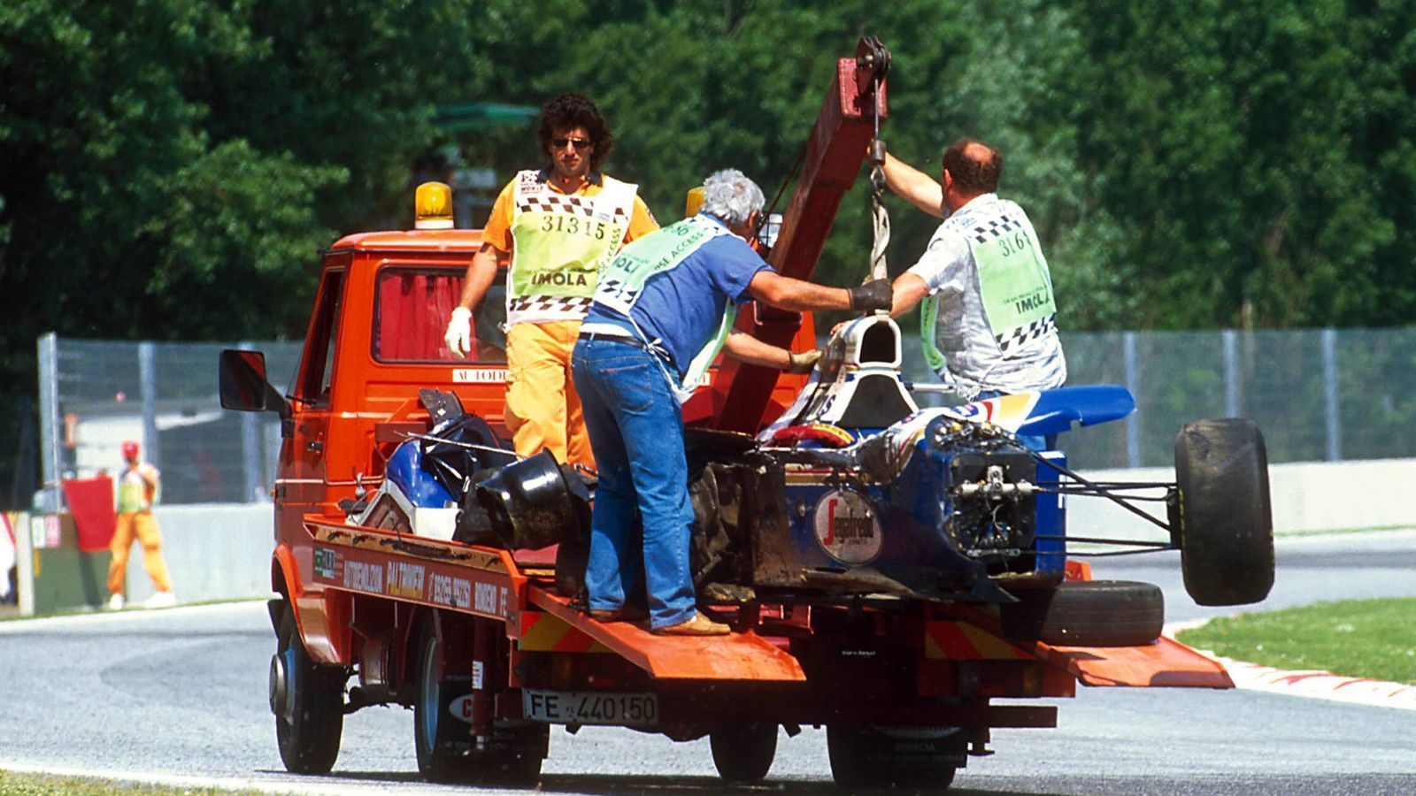 <strong>Ayrton Senna: Als die Formel 1 ihre Seele verlor</strong><br>
                Um 14.17 Uhr rast Senna nach sieben Runden in der berüchtigten Tamburello-Kurve in die Betonmauer. Die genaue Ursache ist bis heute unklar. Klar ist dafür: Die Formel 1 verliert einen ihrer Größten, wenn nicht den Größten. Mit nur 34 Jahren. Gerhard Berger fasst das damals in einem Satz zusammen, der die ganze Wucht beschreibt: "Es war, als wäre die Sonne vom Himmel gefallen." Im Unfall-Boliden findet man später eine Flagge Österreichs - diese wollte Senna nach der Ziellinie zu Ehren des tags zuvor verstorbenen Ratzenberger schwenken.
