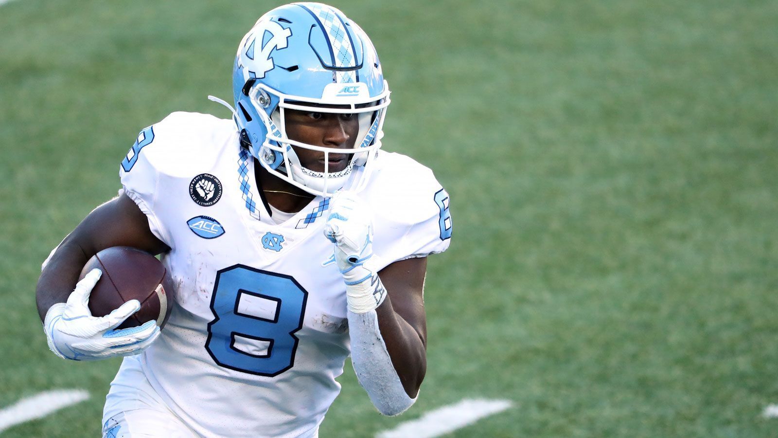 
                <strong>Michael Carter (North Carolina Tar Heels / National Team)</strong><br>
                Michael Carter erwischte ebenfalls einen Sahnetag und war nicht zu stoppen. Der Running Back der North Carolina Tar Heels erlief einen sehenswerten Touchdown und kam auf acht Carries für insgesamt 60 Yards Raumgewinn und 7,5 Yards pro Rush. Auch im Training präsentierte er sich herausragend und wird seitdem als potenzieller Zweit- oder Drittrundenpick gehandelt.
              