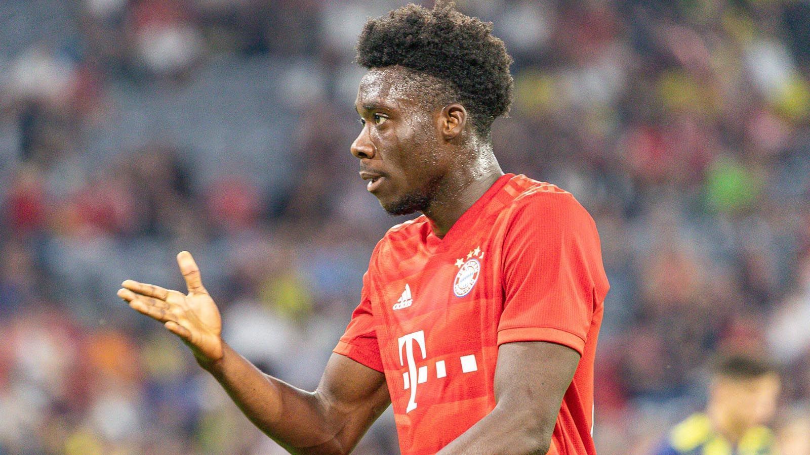 
                <strong>Alphonso Davies</strong><br>
                Durfte sich als Alaba-Vertreter hinten links beweisen. Stand sofort im Blickpunkt, da die Spurs auf seiner Seite viel Druck machten. Mit einigen Problemen, aber auch mit einigen guten Aktionen defensiv wie offensiv. Verhinderte zunächst durch eine gut getimte Grätsche einen Gegentreffer, beim 0:1 aber nicht dicht genug an Lamela dran. Nach Alabas Einwechslung spielte Davies offensiver und bereitete das 1:2 vor. Das 2:2 erzielte er mit einem herrlichen Treffer selbst! Halten wir fest: in der Offensive scheint der Kanadier deutlich besser aufgehoben als in der Abwehr. ran-Note: 2
              