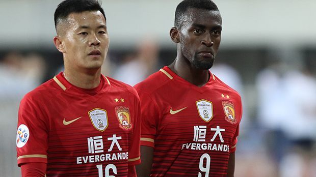 
                <strong>Guangzhou Evergrande</strong><br>
                Die Eigentümer des chinesischen Super-Liga-Champions Guangzhou Evergrande wollen angeblich expandieren und aus diesem Grund wohl einen englischen und einen US-amerikanischen Klub kaufen, berichtet die spanische Zeitung "AS". Mit dem Partner "Alibaba", dem weltgrößten Online-Händler, will die Gruppe anscheinend auf den Boom der Premier League in China reagieren. Außerdem würde der chinesische Klub so von den englischen TV-Millionen profitieren. Neu ist diese Idee nicht, denn ...
              