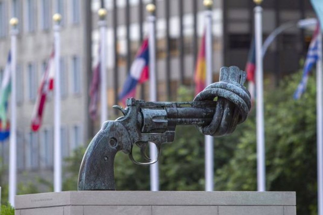 Die Skulptur "Non Violence" ("Gewaltlosigkeit"), auch bekannt als "Knotted Gun" ("verknotete Pistole"), steht vor dem UN-Hauptgebäude auf dem United Nations Plaza in New York. Sie gilt als Symbol für Waffenstillstand und Friedensbestrebungen. Damit verkörpert sie die Grundprinzipien der Vereinten Nationen.