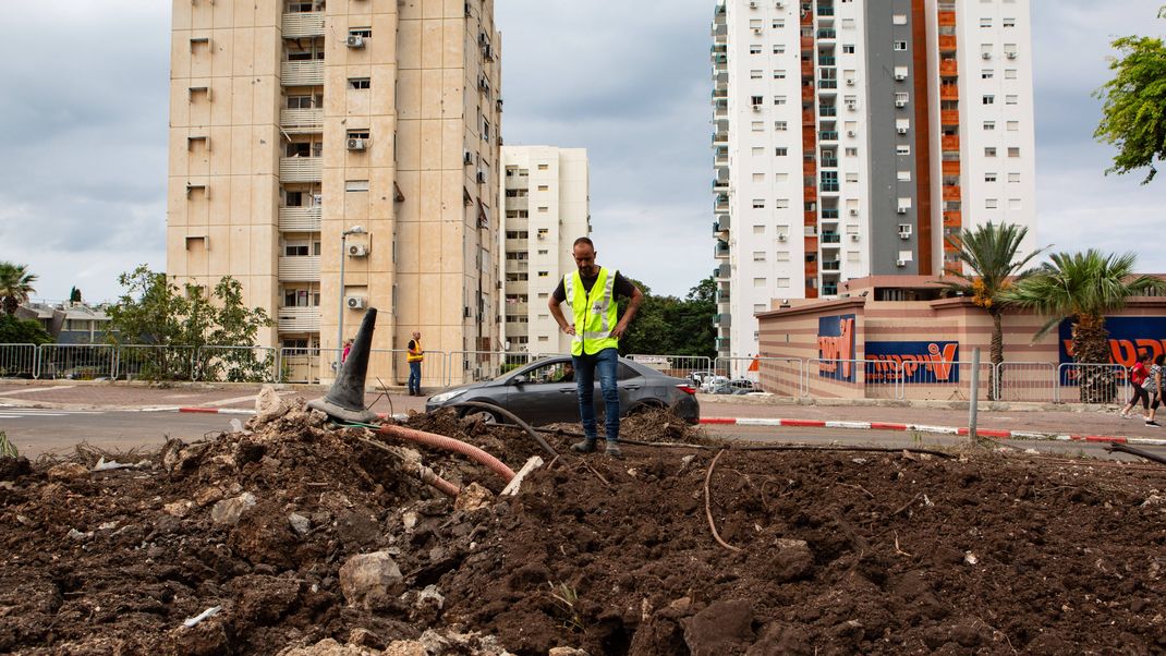 Ein Mann begutachtet die Schäden einer libanesischen Rakete in Haifa.