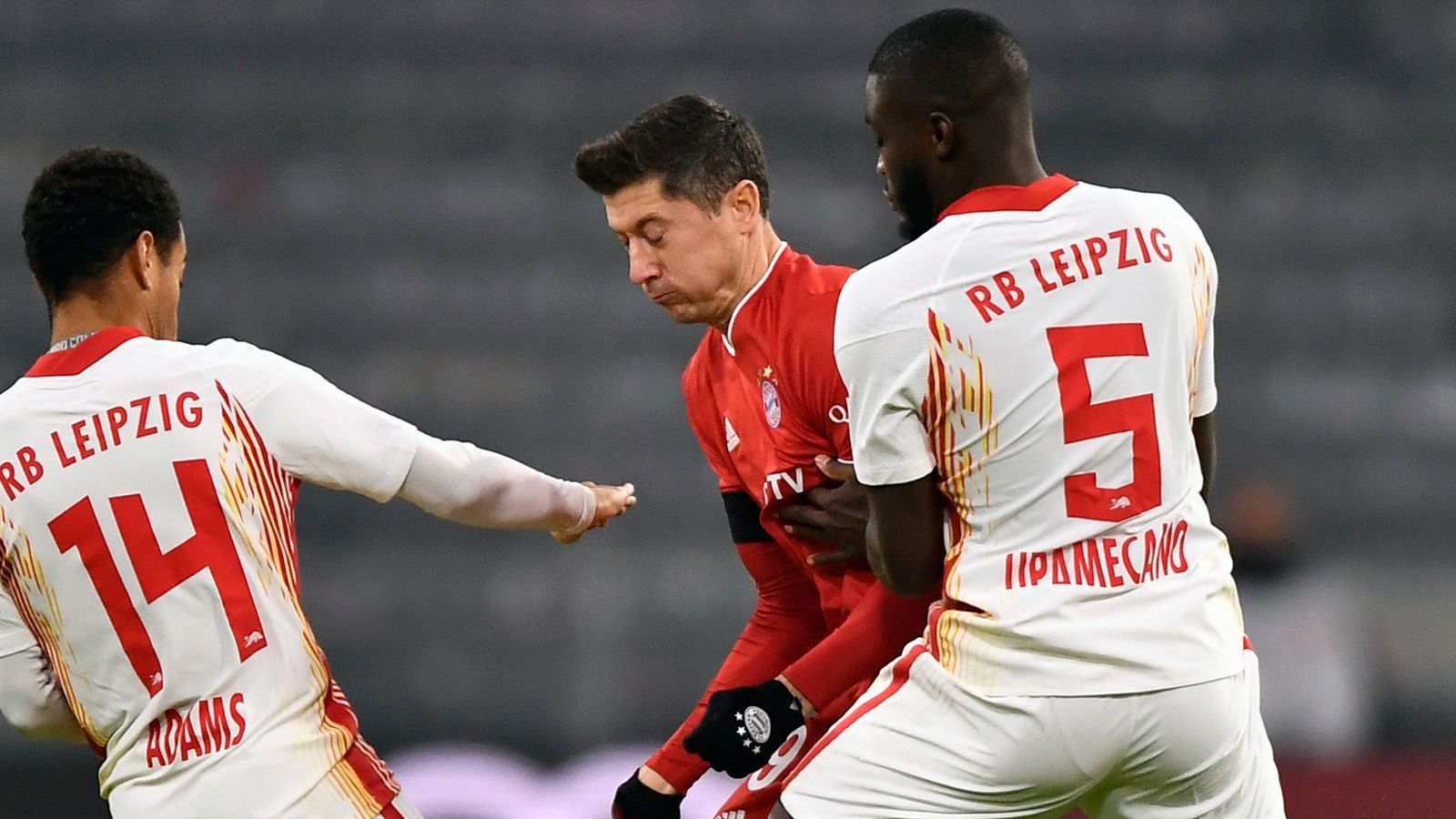 
                <strong>Dayot Upamecano</strong><br>
                Sein Stellungsfehler vor dem 1:2 überschattet eine sonst gewohnt solide und zuverlässige Leistung. Lässt Lewandowski kaum zum Zug kommen und behält während der Partie die Lufthoheit im Strafraum der Sachsen. ran-Note: 2
              