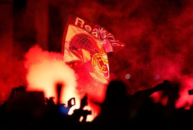 
                <strong>Real: Der Empfang in Madrid</strong><br>
                Die Fans lassen in der Innenstadt das ein oder andere selbst mitgebrachte Feuerwerk abbrennen.
              