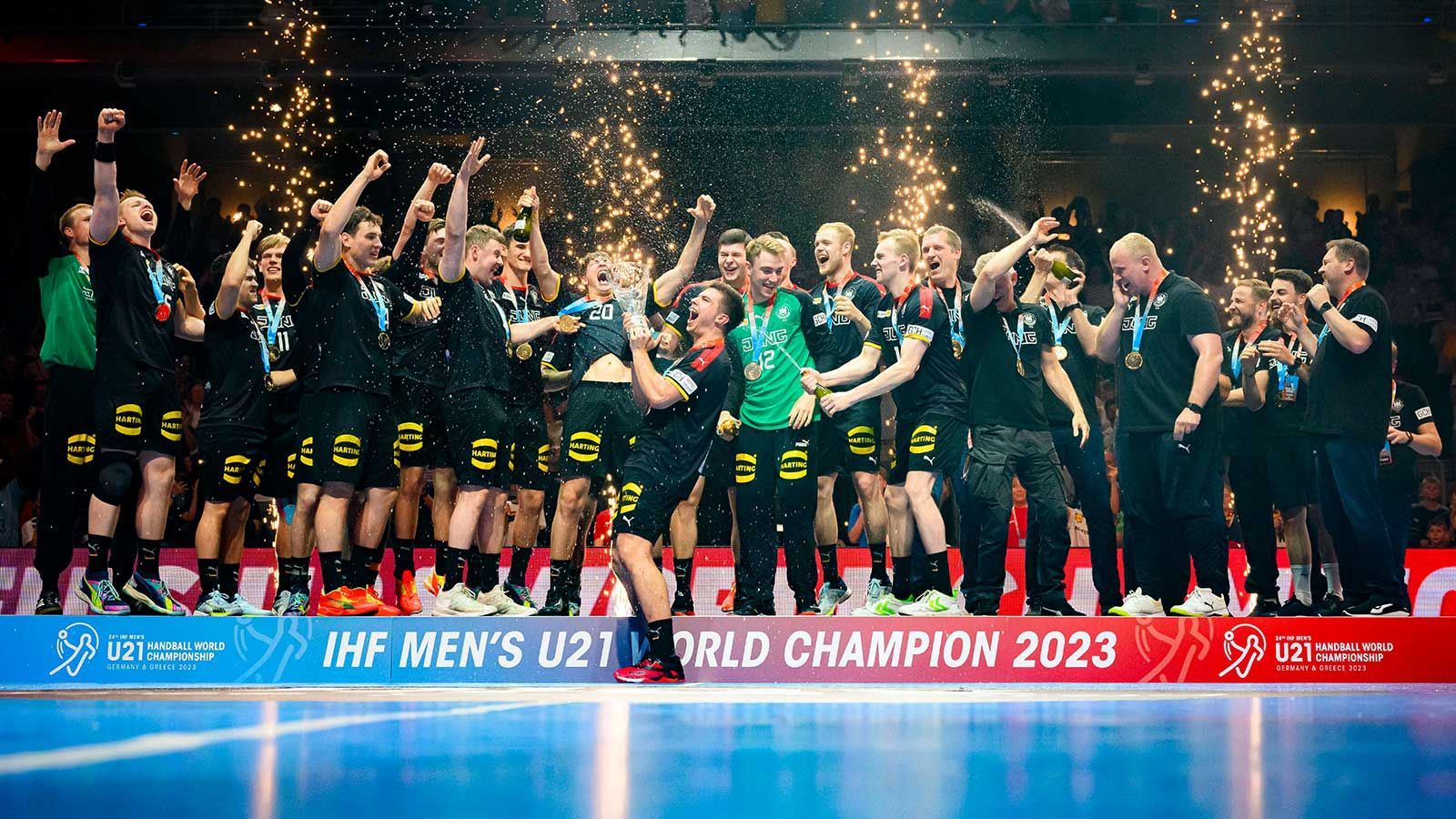 <strong>DHB-Auswahl: Routiniers, Top-Stars, U21-Weltmeister – der Mix passt</strong> <br>Der Kader hat einen guten Mix. Erfahrene Kräfte wie Andi Wolff, Kai Häfner, Philipp Weber, Jannik Kohlbacher und Kapitän Johannes Golla treffen dort auf vier U21-Weltmeister aus dem vergangenen Jahr und bereits gestandene junge Führungskräfte wie Top-Star Juri Knorr oder Julian Köster.