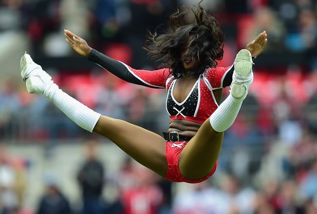 
                <strong>Atlanta Falcons - Detroit Lions 21:22</strong><br>
                Nicht nur die Cheerleader verzücken die Zuschauer...
              