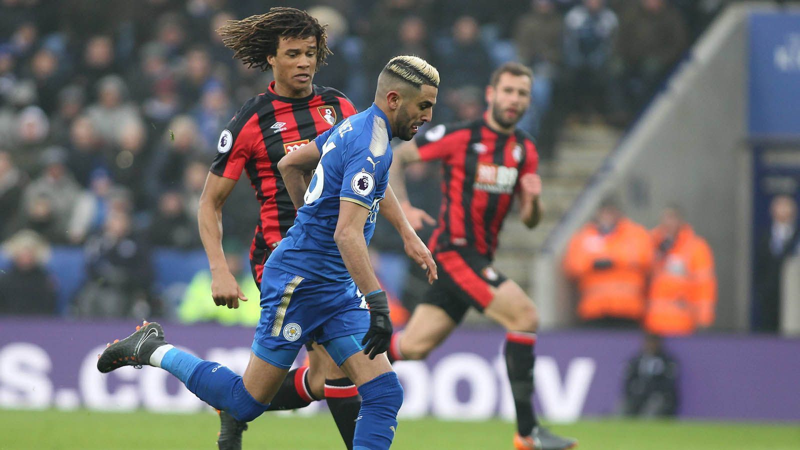 
                <strong>Manchester City</strong><br>
                Zukünftig spielt der 25-Jährige daher nun bei den "Skyblues" aus Manchester, auch wenn Chelsea, laut "Sky UK", die Rückkaufoption gezogen haben soll. Bei City kann Ake dann auch beweisen, dass er den Vergleichen mit Landsmann Virgil van Dijk standhält. "Zunächst muss ich sagen, dass er ein toller Mensch ist. Ich spreche mit ihm immer wieder beim Nationalteam. Und ich denke, er ist auch ein fantastischer Spieler", sagt der Liverpool-Star über Ake. Der wiederum könnte in den kommenden Jahren zur Schlüsselfigur bei Guardiola und in der "Elftal" werden. Seinen elf Länderspielen wird er in den kommenden Jahren sicherlich viele weitere hinzufügen - auch an der Seite van Dijks.
              