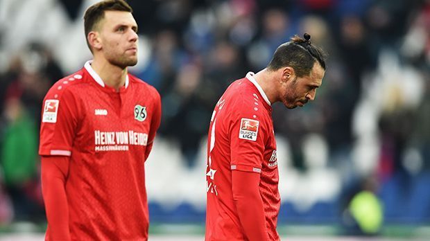 
                <strong>26. Spieltag: Hannover 96 mit den meisten Heimniederlagen</strong><br>
                26. Spieltag: Nicht nur die Spieler, auch die Fans von Hannover 96 schieben Frust: Das 0:2 gegen den 1. FC Köln war die elfte Heimniederlage der 96er in der laufenden Saison. So oft verlor noch keine Mannschaft in dieser Saison vor heimischem Publikum. Doch nicht nur das: Noch nie hatte ein Verein in der Bundesliga-Geschichte zu diesem Zeitpunkt mehr Heimniederlagen auf dem Konto.
              