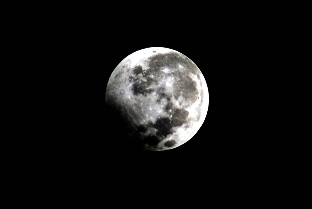 Wenn sich der Mond wenige Male im Jahr in den Schatten zwischen der Sonne und der Erde schiebt und er nur noch teilweise zu sehen ist, entsteht oft ein wunderschönes Naturschauspiel.