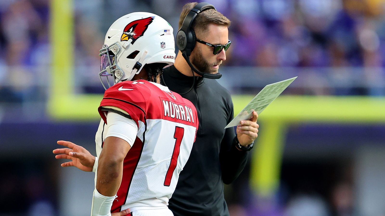 
                <strong>Verlierer: Kyler Murray</strong><br>
                Es gibt die Statistik, dass Kyler Murray an Wochenenden, an denen es mehr Erfahrungspunkte im Spiel "Call of Duty" gibt, schlecht für die Cardinals spielt. Der Cardinals-Quarterback wird umso mehr mit dem Meme aufgezogen, seitdem bekannt wurde, dass die Cardinals in seinen Vertrag verankern ließen, dass er eine gewisse Zeit Videostudien über den Gegner absitzen soll. Da er wohl nicht immer konzentriert bei der Sache scheint. Am Wochenende kam das neue Call of Duty "Modern Warfare II" heraus. Die Cardinals verlieren 26:34 gegen die Minnesota Vikings, Murray wirft zwei Interceptions und fumblet einen Ball. Der ehemalige Arizona-Spieler Patrick Peterson spielt dabei für die Vikings stark und jubelt bei einem Turnover so, als ob er mit einem Controller zocken würde, um Murray zu verhöhnen. Das Meme lebt also weiter. 
              