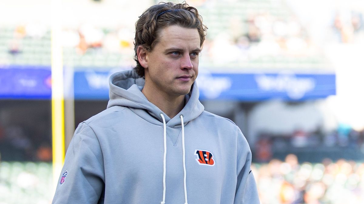 November 23, 2025: Cincinnati Bengals quarterback Joe Burrow (9) during pregame of NFL, American Football Herren, USA game action against the New England Patriots at Paycor Stadium in Cincinnati, O...