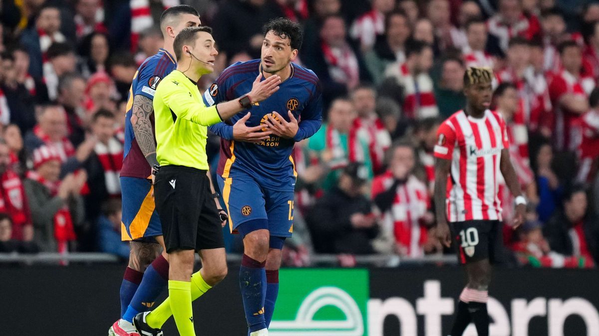 Athletic Club v AS Roma - UEFA Europa League 2024 25 Round of 16 Second Leg Mats Hummels centre-back of Roma and Germany is shown a red card during the UEFA Europa League 2024 25 Round of 16 Second...