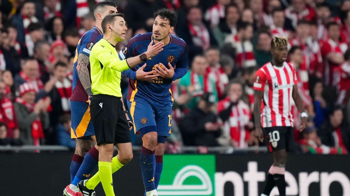 Athletic Club v AS Roma - UEFA Europa League 2024 25 Round of 16 Second Leg Mats Hummels centre-back of Roma and Germany is shown a red card during the UEFA Europa League 2024 25 Round of 16 Second...