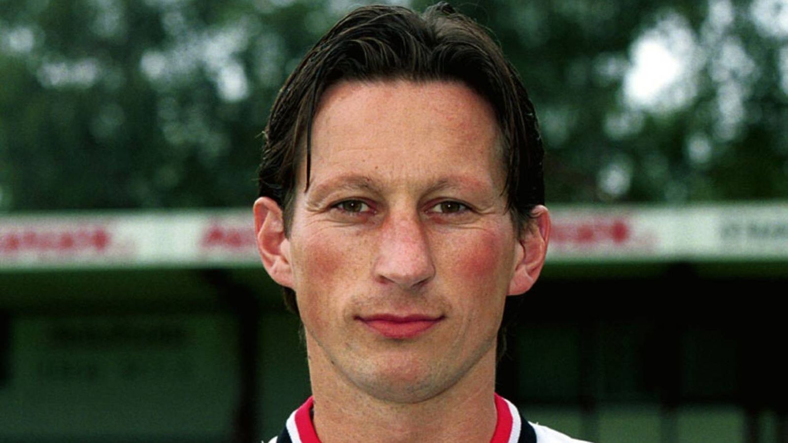 
                <strong>Roger Schmidt</strong><br>
                Während viele spätere Toptrainer schon als Aktive auf höchstem Niveau kickten, war Roger Schmidt eher ein Star in unteren Ligen. Der einstige offensive Mittelfeldspieler schaffte es immerhin in die Regionalliga, wo er für Verl und Paderborn jahrelang auflief. Heute ist der einstige Leverkusen-Trainer mit Benfica Lissabon die große Überraschung im Champions-League-Viertelfinale und national ebenso auf Meisterkurs.
              