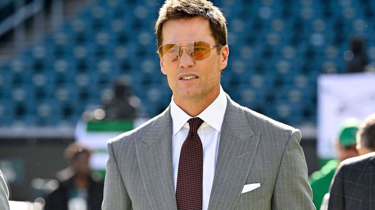 October 26, 2025, Philadelphia, Pennsylvania, USA; Former NFL, American Football Herren, USA quarterback and current Fox Sports commentator Tom Brady walks on the field before a game between the Ph...