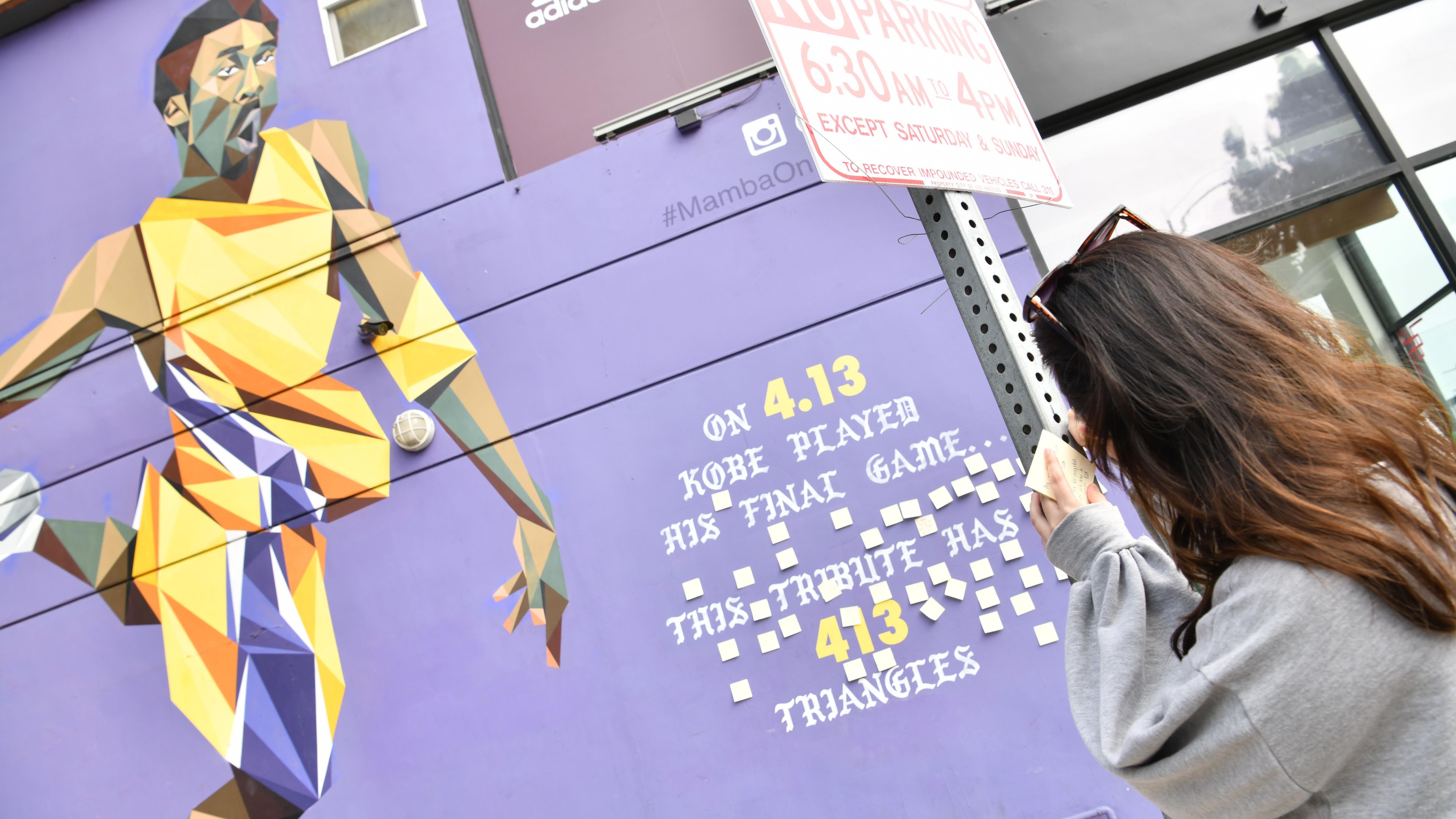 
                <strong>Fans an Kobe-Graffiti </strong><br>
                Los Angeles war jahrelang die Heimat von Kobe Bryant. Zwar wuchs er in Philadelphia auf, aus L.A. wird er jedoch nie wieder wegzudenken sein - das zeigen auch die zahlreichen Graffitis und Straßen-Kunstwerke, die in der ganzen Stadt zu sehen sind. Auch hier trauerten die Fans und schrieben Abschieds-Botschaften. 
              